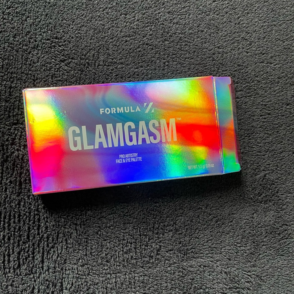 Glamgasm Face & Eye Palette Brown , gold, beige colors. 
Style 4A03